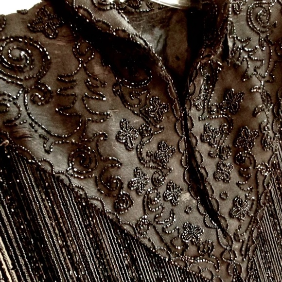 1880s mourning capelet with intricate beadwork and intact 8.5-inch bead fringe - Picture 8 of 11